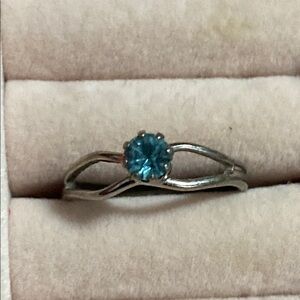 Vintage Elegant Silver Tone Ring with Blue Gemstone